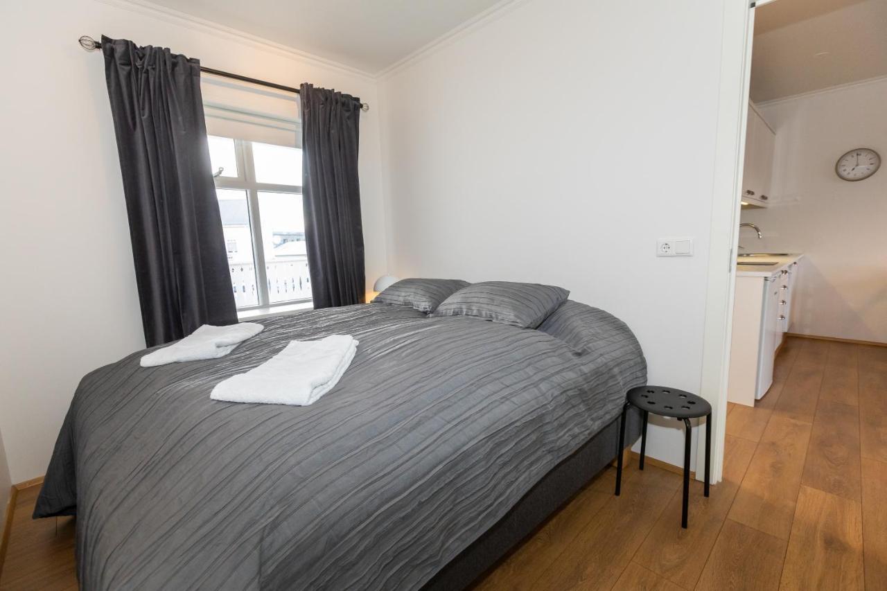 Central Apartment With Two Bedrooms And Balcony- Strandgata 9 Akureyri Kültér fotó